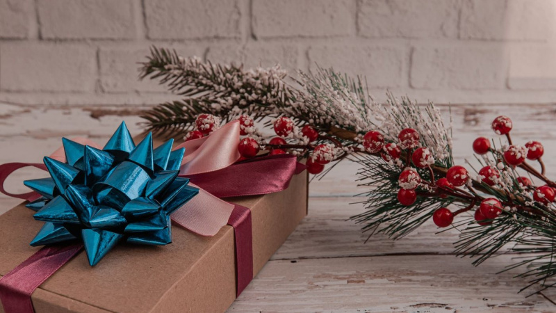 Подарок учителю и воспитателю на Новый год: что можно дарить